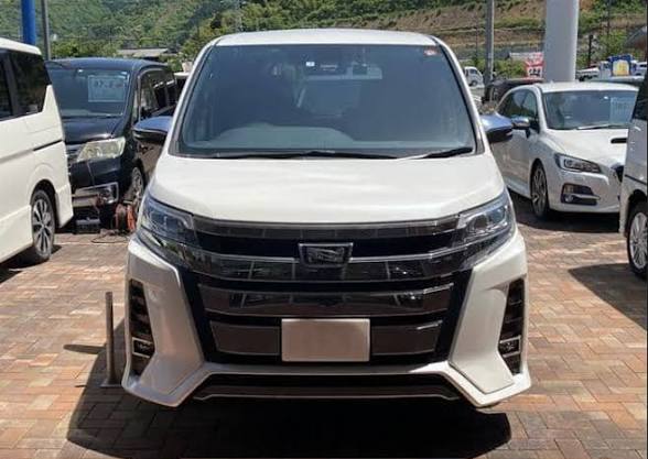 Toyota Noah (Front)